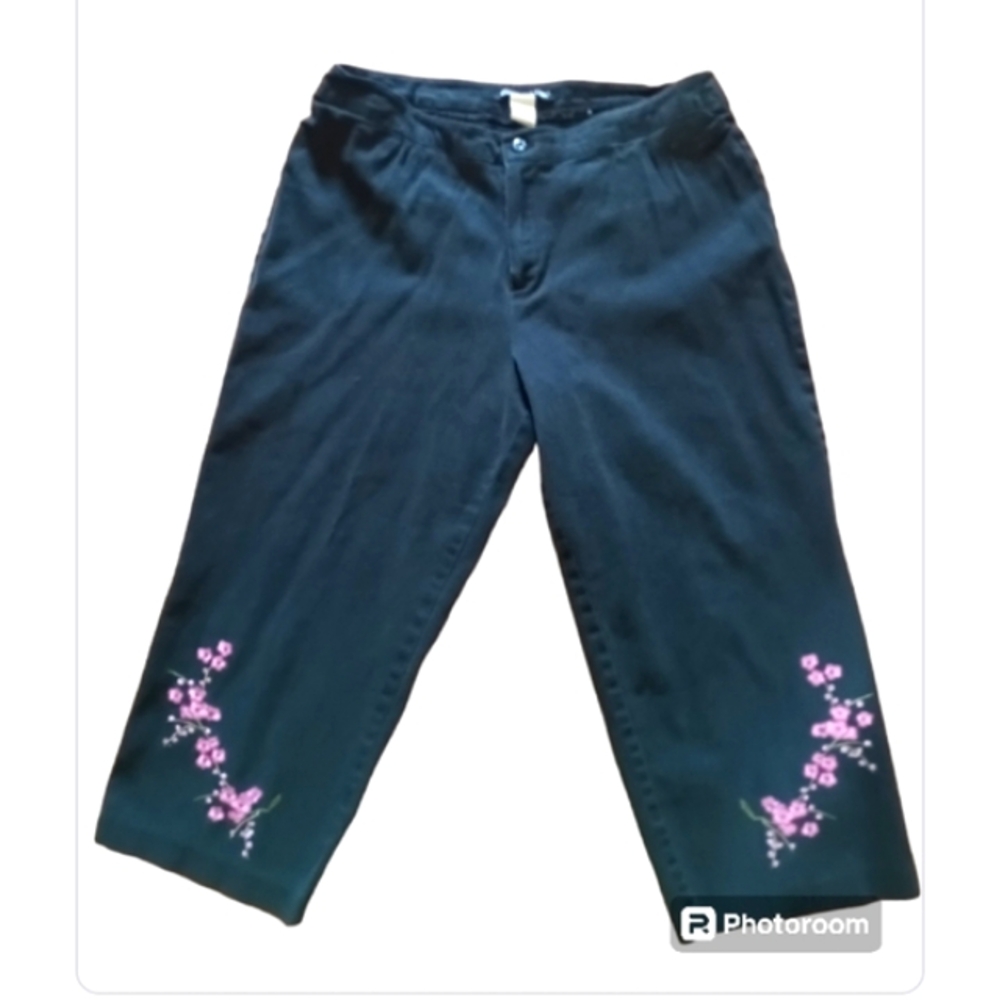 Briggs New York Women's Capris Black w/ Pink floral embroidery size 12